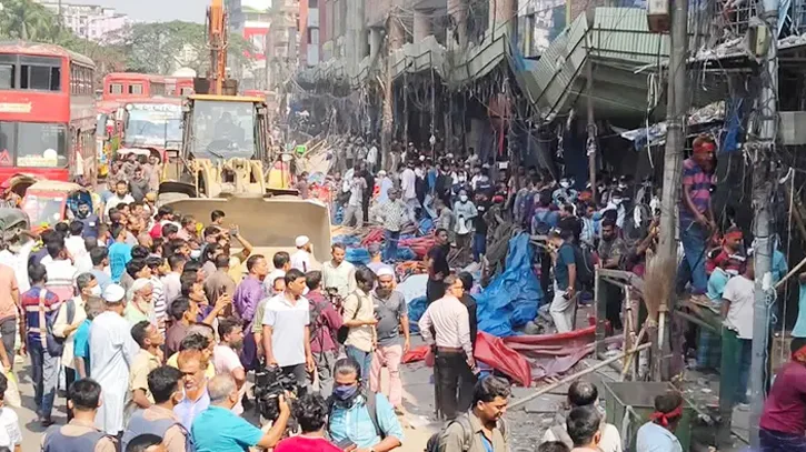 গুলিস্তানে ফুটপাত দখলমুক্ত করতে ডিএসসিসির উচ্ছেদ অভিযান