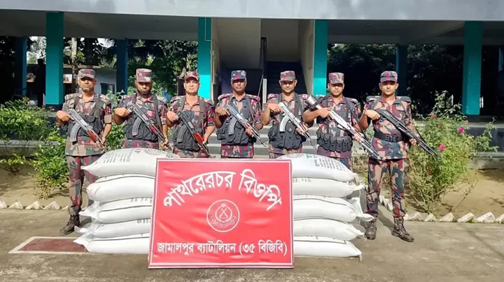 ভারতে পাচারের সময় হাতেনাতে জব্দ ১৩ বস্তা সার
