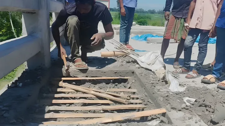 ১০ কোটি টাকার সেতু নির্মাণে রডের বদলে ব্যবহার হচ্ছে বাঁশের কঞ্চি