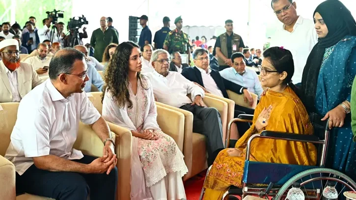 জুলাই গণঅভ্যুত্থানে আহত যোদ্ধা মিতুর খোঁজ নিলেন প্রধানমন্ত্রী