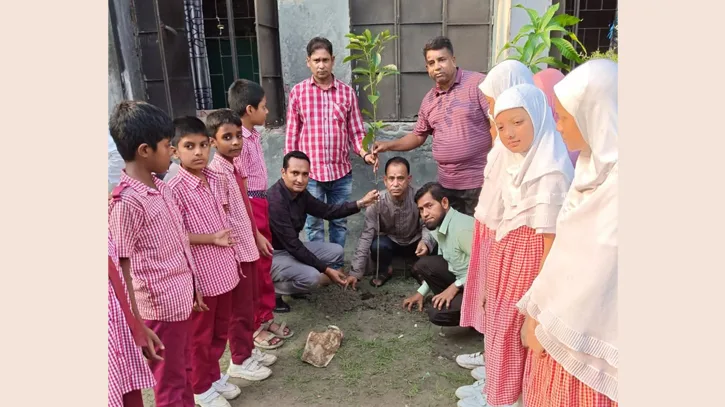 নিরাপদ সড়ক চাই মুন্সীগঞ্জ জেলা শাখার উদ্যোগে বৃক্ষরোপণ কর্মসূচি অনুষ্ঠিত
