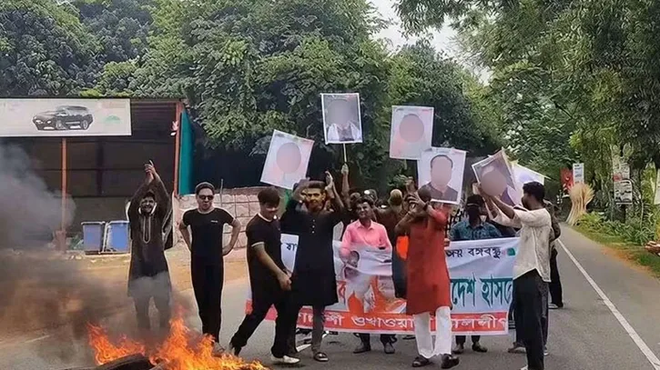 ঢাকা-খুলনা মহাসড়কে নিষিদ্ধ সংগঠন ছাত্রলীগের ঝটিকা মিছিল