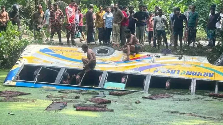 বরিশালে নিয়ন্ত্রণ হারিয়ে পুকুরে যাত্রীবাহী বাস, প্রাণ গেল ১ জনের
