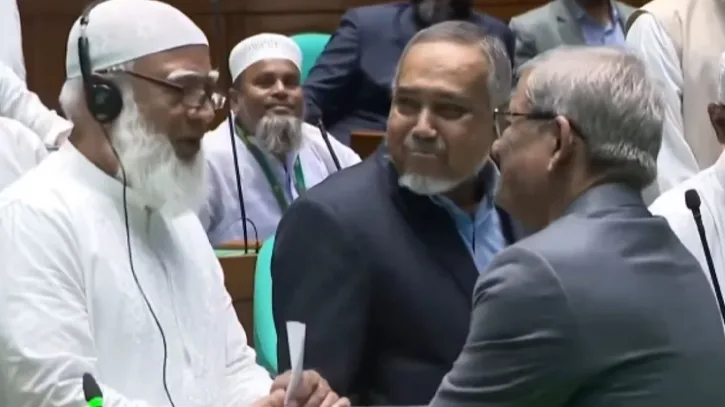 ভোট দিয়ে বিরোধী এমপিদের সঙ্গে কুশল বিনিময় করলেন মির্জা ফখরুল