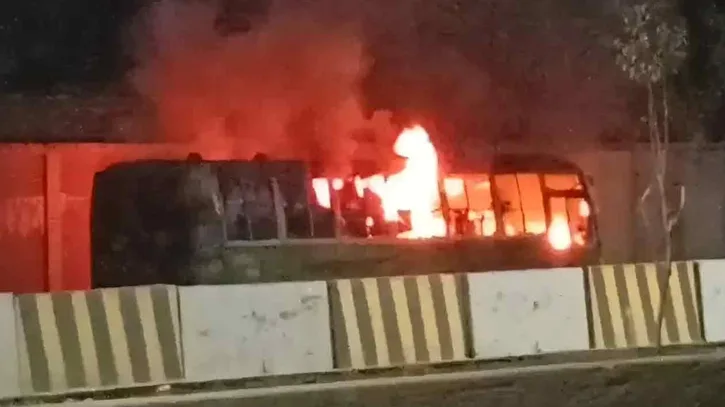 সাভারে দাঁড়িয়ে থাকা যাত্রীবাহী বাসে আগুন