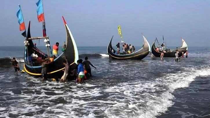 নদীর মাঝখানে চার ট্রলারের জেলেদের সংঘর্ষে আহত ১০