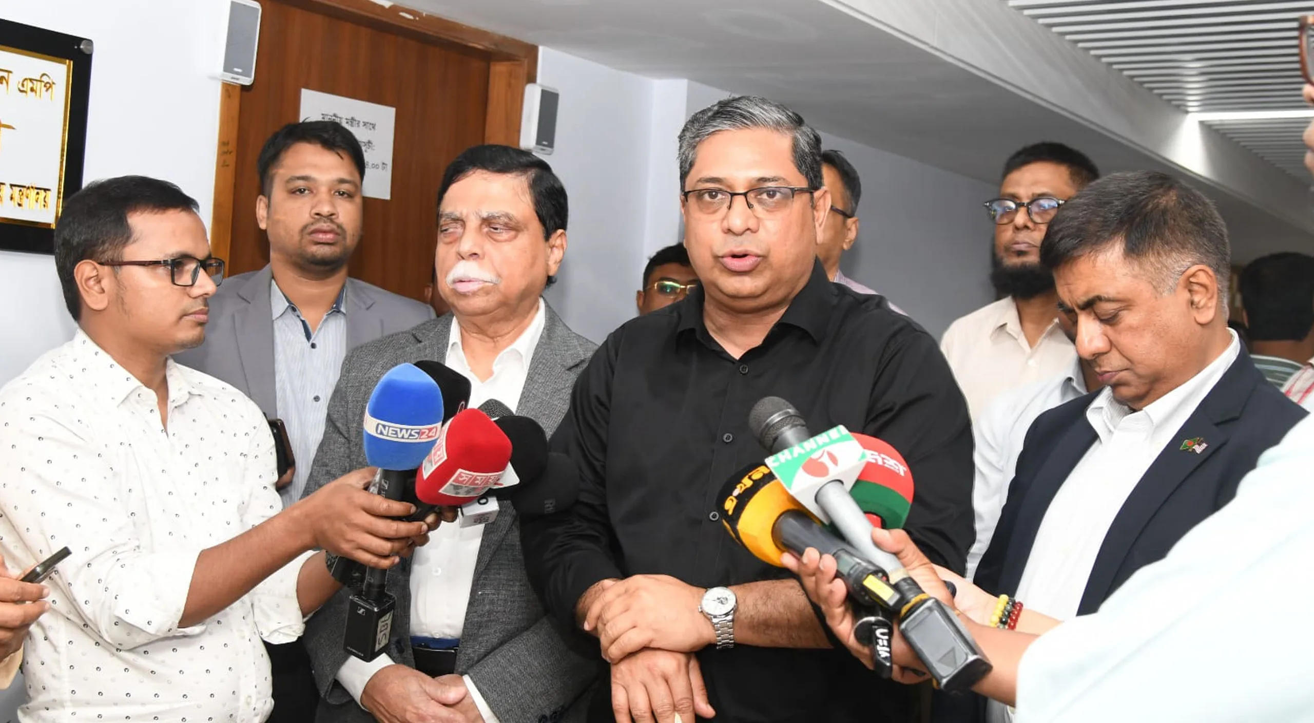 ৬ মাসে দুই লাখ বাংলাদেশি শ্রমিক নেবে মালয়েশিয়া: প্রতিমন্ত্রী শাহে আলম