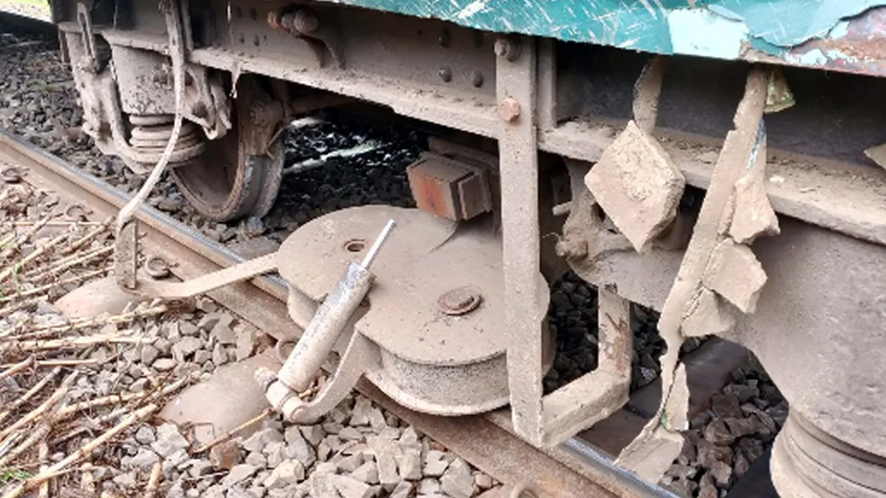 বগি লাইনচ্যুত, রাজশাহীর সঙ্গে সারা দেশের রেল যোগাযোগ বন্ধ