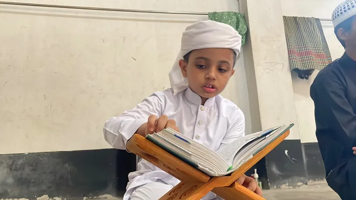 মাত্র ১১ মাসেই পবিত্র কোরআনের হাফেজ ৮ বছরের মুগ্ধ