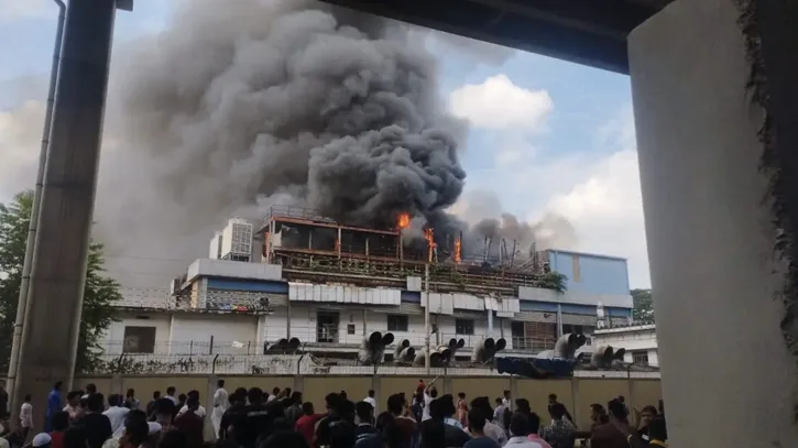 মহাখালীতে আগুন, ভবনে আছে বৈদ্যুতিক সাব-স্টেশন