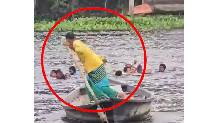 নারায়ণগঞ্জের সাবদী ঘাটে পাটাতন ভেঙে যাত্রীসহ নৌকাডুবি