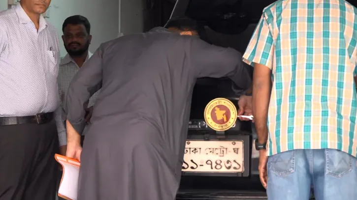 গাড়ি থেকে নিজ হাতে সরকারি লোগো খুলে ফেললেন ইশরাক হোসেন