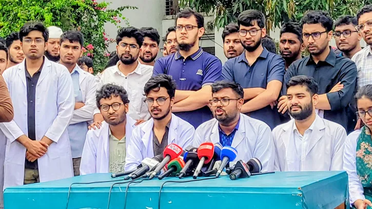চার দফা দাবিতে কর্মবিরতিতে শজিমেকের ইন্টার্ন চিকিৎসকরা