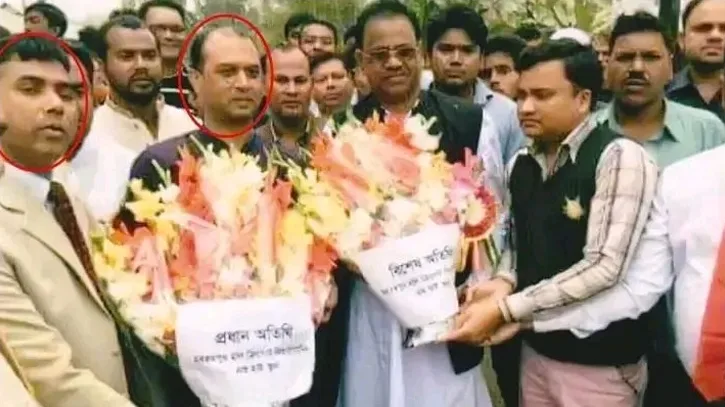এক ফ্রেমে আওয়ামী লীগ-বিএনপি, আওয়ামী লীগ নেতাকে ফুল দিলেন বিএনপি নেতা বদি