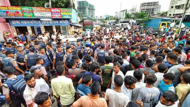 বাস ডাম্পিংয়ের প্রতিবাদে মহাখালীতে সড়ক অবরোধ, বন্ধ যান চলাচল