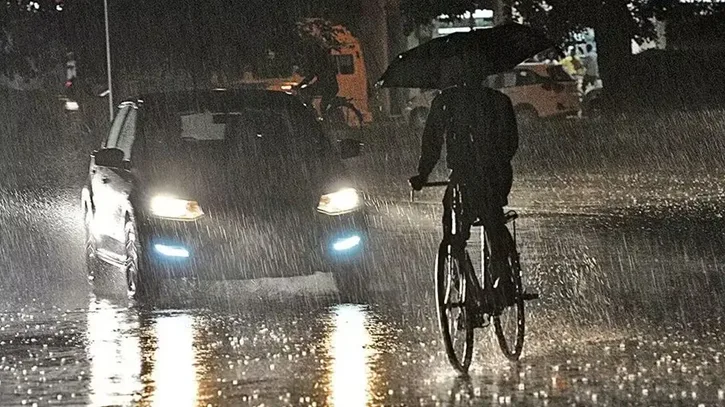 রাত ১টার মধ্যে ৬ অঞ্চলে বজ্রবৃষ্টির আশঙ্কা