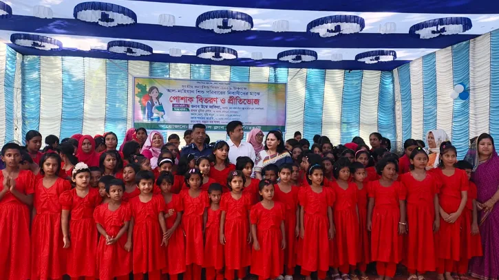 কন্যাশিশু দিবসে শিশুদের মুখে হাসি ফোটাল লেডিস ক্লাব