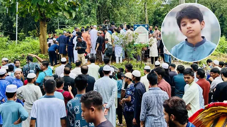 সবাইকে কাঁদিয়ে গেলেন অপ্রতীম, চিরনিদ্রায় শায়িত শেষ ঠিকানায়