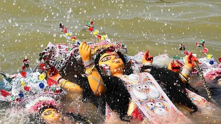 রাজধানীতে ৩৩ স্থানে প্রতিমা বিসর্জন, নিরাপত্তায় মোতায়েন ১৬ হাজারের বেশি পুলিশ