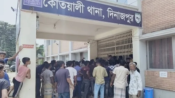 সাবেক শ্রমিক লীগ নেতার মুক্তি চেয়ে দিনাজপুরে থানা ঘেরাও-সংঘর্ষ