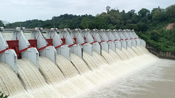 পানি বেড়ে বিপৎসীমার কাছাকাছি কাপ্তাই হ্রদ, রাতে খুলছে ১৬ জলকপাট