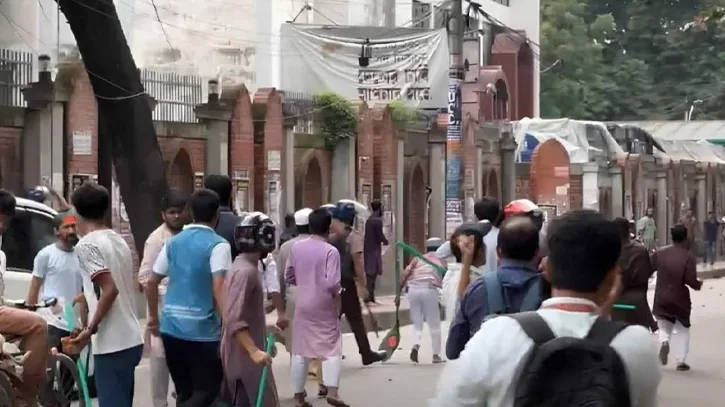 ঢাকা আলিয়ায় শিবির ও ছাত্রদলের সংঘর্ষে আহত ১৩