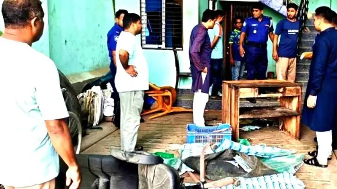 চাঁদা না দেওয়ায় ব্যবসায়ীর অফিসে হামলা-লুটপাট, যুবদল-ছাত্রদল নেতা গ্রেপ্তার
