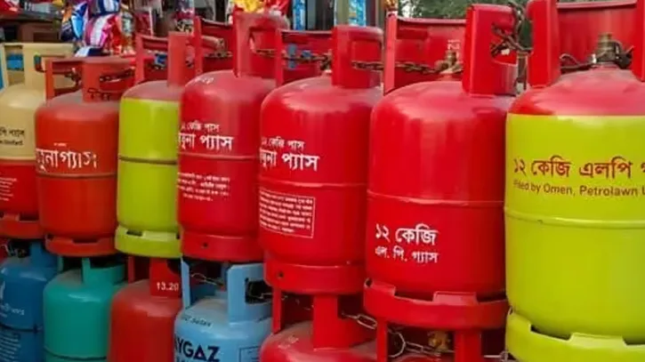 নতুন দাম নির্ধারণের পরও কাটেনি এলপিজির সংকট, ৭০০ টাকা পর্যন্ত বেশি দামে বিক্রি