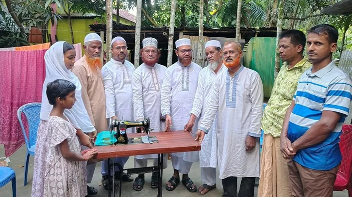 বিএনপি নেতার বিধবা স্ত্রীর পাশে জামায়াতে ইসলামী, জীবিকার জন্য দিল সেলাইমেশিন