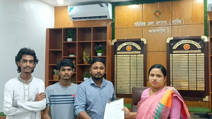 নিরাপদ সড়কের দাবিতে মানববন্ধনে হামলা, ডিসিকে স্মারকলিপি