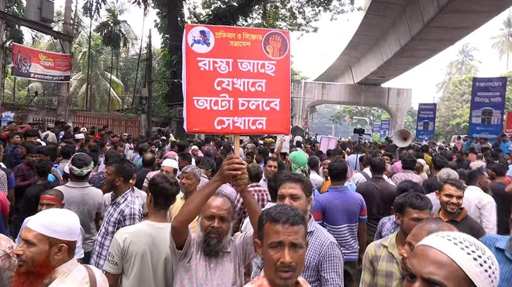 তিন দফা দাবি নিয়ে রাজধানীতে অটোরিকশাচালকদের সড়ক অবরোধ