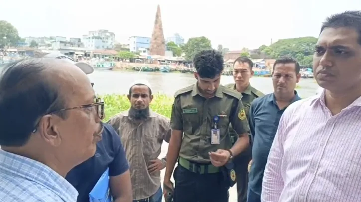তিতাস নদীর পাড়ে অবৈধভাবে বালু ভরাট করায় ২ লাখ টাকা জরিমানা