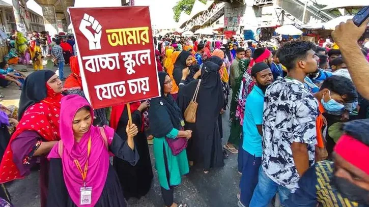 মজুরি বৃদ্ধির দাবিতে পোশাক শ্রমিকদের সড়ক অবরোধ, বিমানবন্দর সড়কে তীব্র যানজট