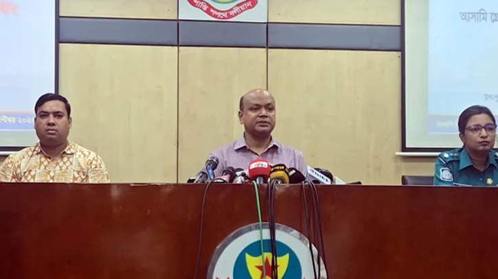রাজধানীতে ককটেল বিস্ফোরণের ঘটনায় আ. লীগের কেন্দ্রীয় নেতাদের নির্দেশের দাবি পুলিশের