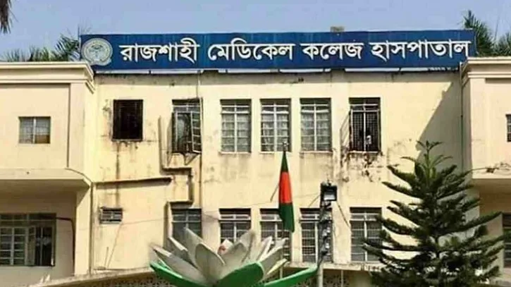 পাঁচ দফা দাবিতে কর্মবিরতিতে রামেক হাসপাতালের ইন্টার্ন চিকিৎসকরা