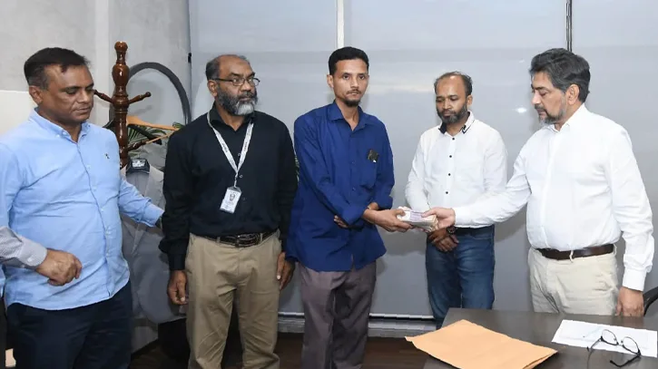 আশুলিয়ায় অগ্নিদগ্ধ হয়ে প্রাণ যাওয়া ৪ পরিবারকে প্রিটি কম্পোজিটের ১২ লাখ টাকা সহায়তা