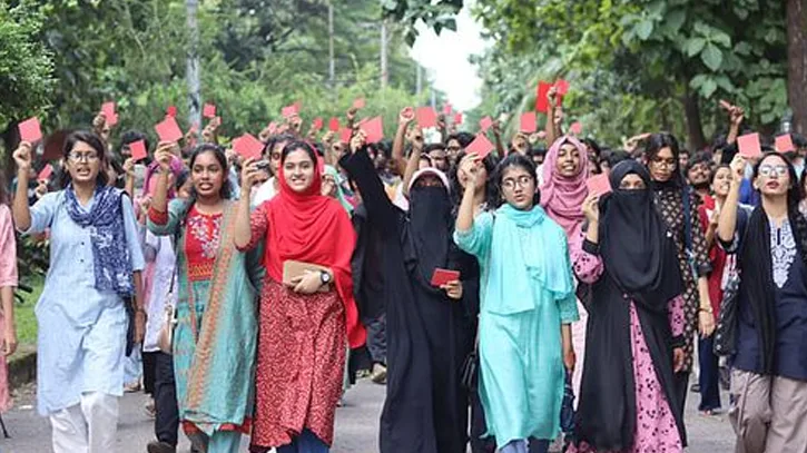 চুয়েটে শিক্ষার্থীদের বিক্ষোভ, ভিসিকে লাল কার্ড প্রদর্শন