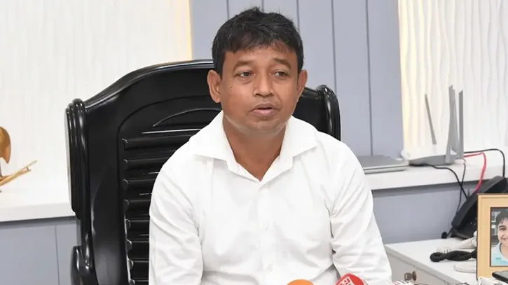 আড়াই বছর পর চাকরি হারালেন ‘ভাতের হোটেলের’ ডিবি হারুন
