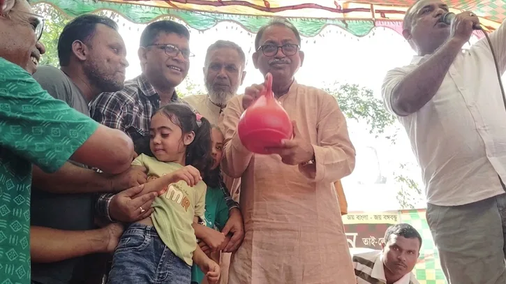 নিজেদের জমানো টাকা বিএনপি প্রার্থীকে তুলে দিল দুই শিশু, ভালোবাসায় আবেগাপ্লুত মির্জা ফয়সল