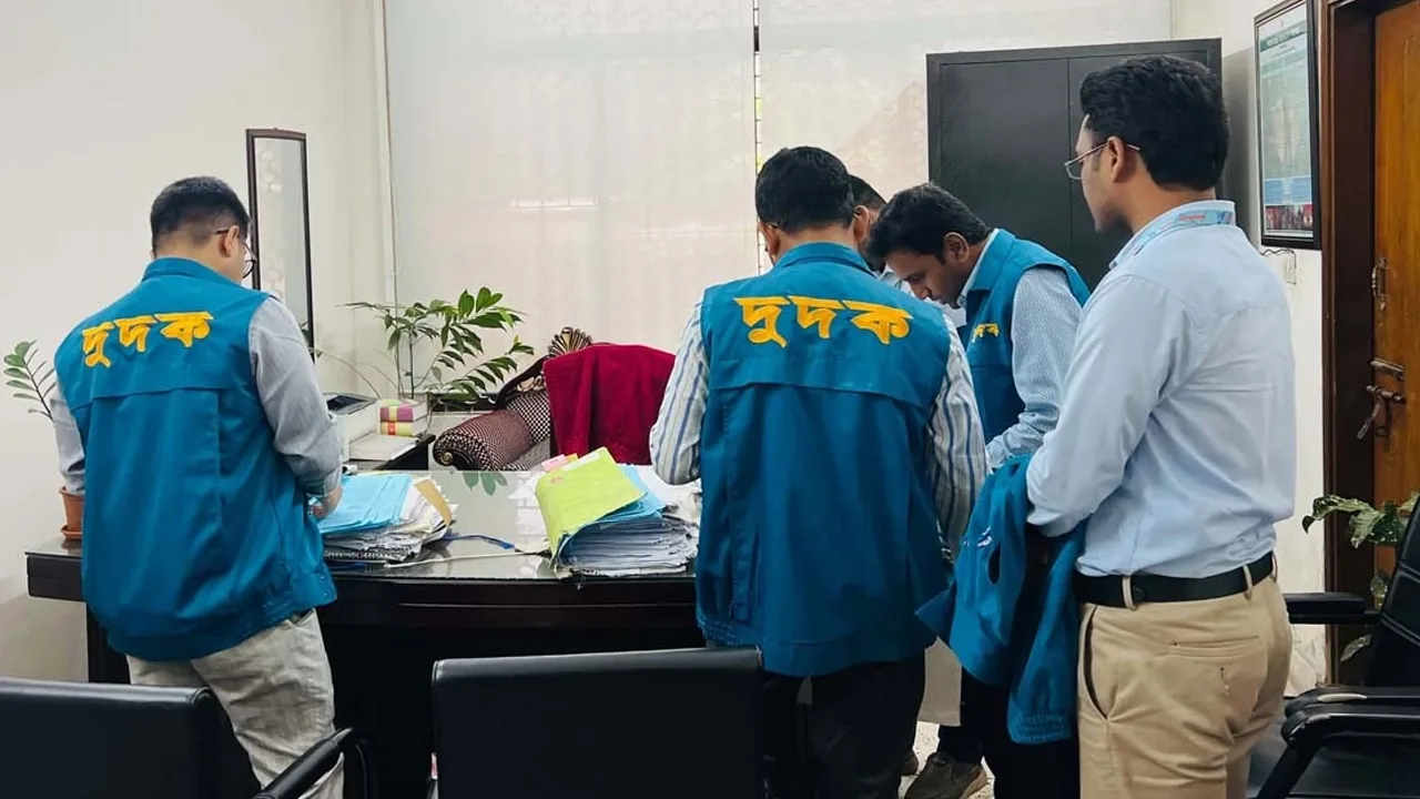 মশা নিধনে কেরোসিন ও ময়লা বাণিজ্যের অভিযোগে ডিএসসিসিতে দুদকের অভিযান