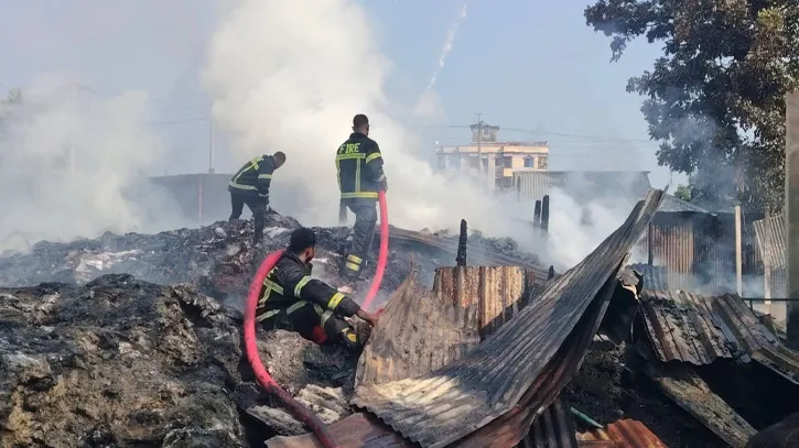শ্রীপুরে ভয়াবহ অগ্নিকাণ্ডে পুড়ল মসজিদসহ একাধিক দোকান ও গুদাম