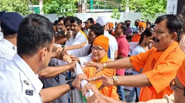 কলকাতায় বাংলাদেশ ডেপুটি হাইকমিশন ঘেরাওয়ের চেষ্টা, পুলিশের সঙ্গে ধাক্কাধাক্কি