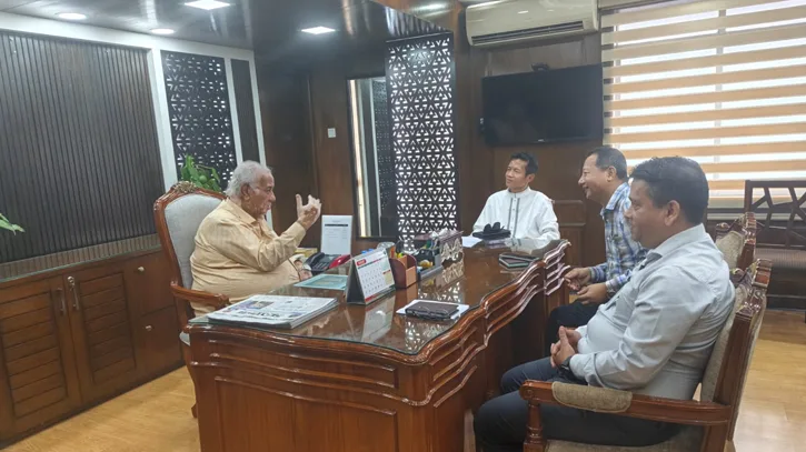 টাস্কফোর্সের নতুন চেয়ারম্যান স্বপন কুমার চাকমার যোগদানপত্র গ্রহণ করলেন মন্ত্রী