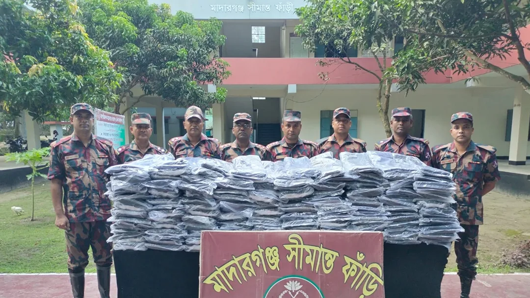 কুড়িগ্রাম সীমান্তে বিজিবির সাঁড়াশি অভিযান: ২০ লাখ ৪৫ হাজার টাকার চোরাচালানী মালামাল জব্দ