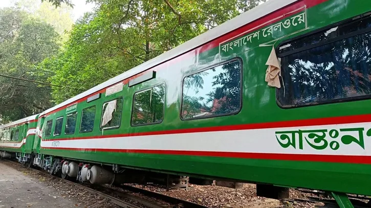 ভারত থেকে দেশে এলো ১৮ রেলকোচের প্রথম চালান
