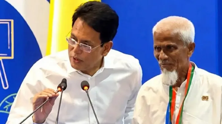 ৫২ বছর মাত্র ১ টাকায় পড়ানো লুৎফুর রহমান পেলেন রাষ্ট্রীয় সম্মাননা