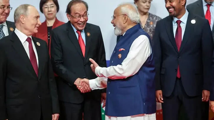 ভারত সফরের ভিডিওতে ‘দিল তো পাগল হ্যায়’ গান দিয়ে নজর কাড়লেন মালয়েশিয়ার প্রধানমন্ত্রী