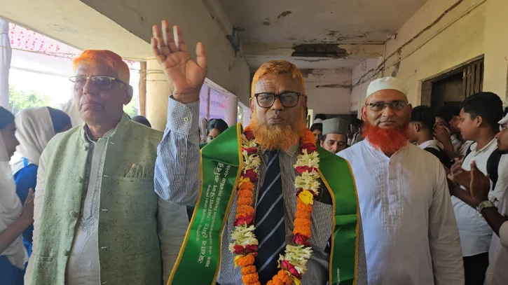 ৩৬ বছরের শিক্ষকতা শেষে অবসরে গেলেন সহকারী প্রধান শিক্ষক আলাউল কবির