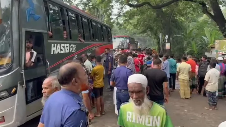 সিরাজগঞ্জে ট্রাক-পিকআপ সংঘর্ষে চালকের প্রাণহানি, মহাসড়ক অবরোধ
