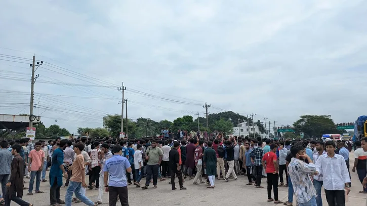 ৪ দফা দাবি দিয়ে ঢাকা-চট্টগ্রাম মহাসড়ক অবরোধ স্থগিত করলেন কুবি শিক্ষার্থীরা